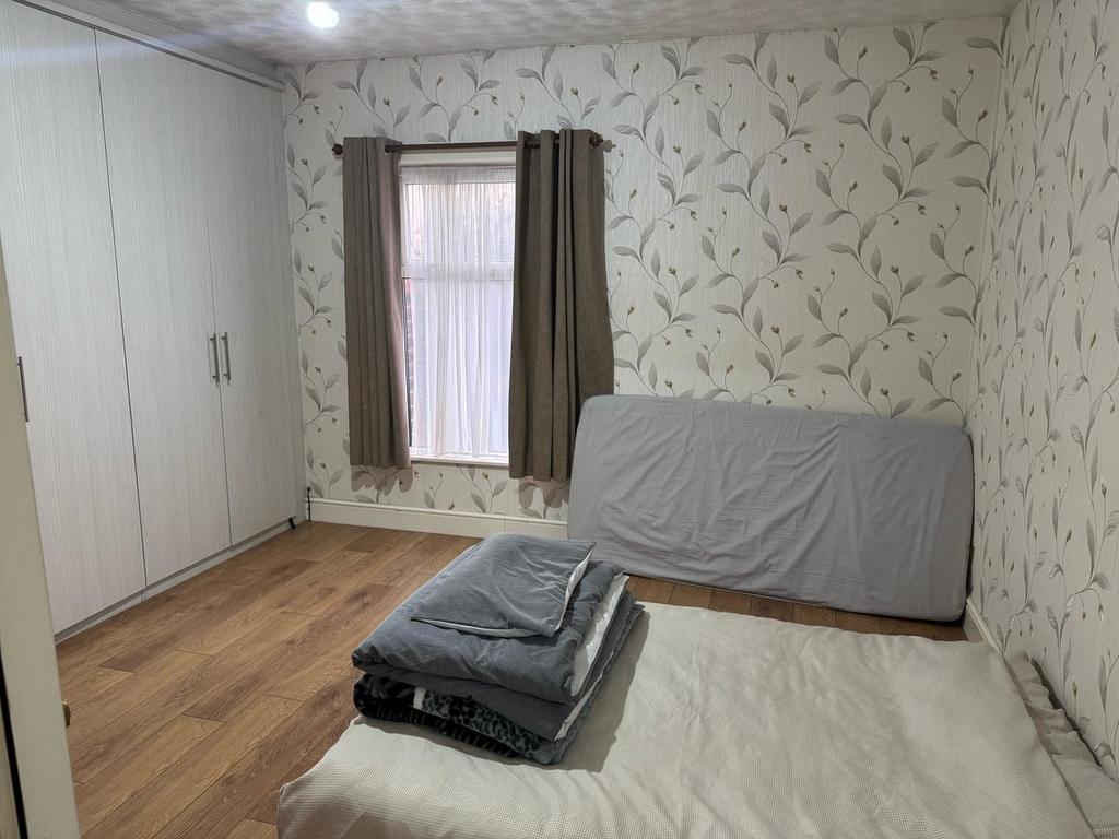 A cozy double bedroom featuring a comfortable b...