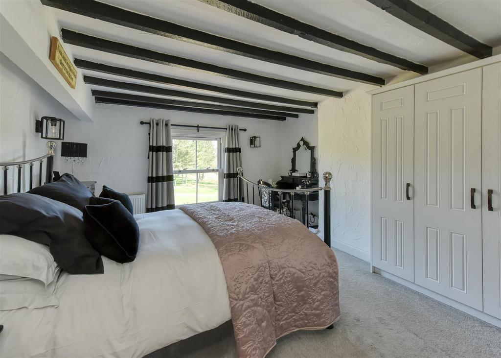 62 Sedgley Road-bed2.jpg