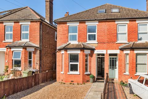 8 Caxton Gardens, Guildford, GU2 8AX