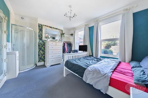 8 Caxton Gardens, Guildford, GU2 8AX