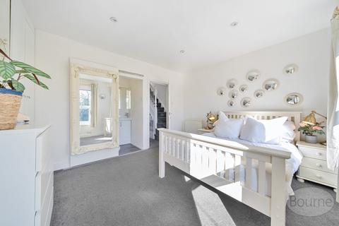 8 Caxton Gardens, Guildford, GU2 8AX