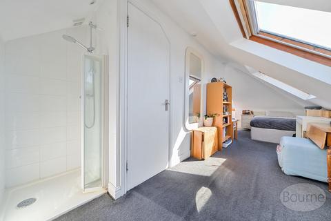 8 Caxton Gardens, Guildford, GU2 8AX