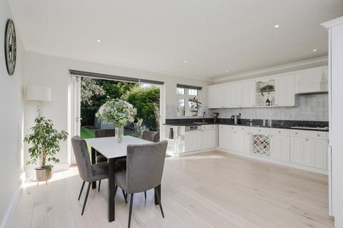 5 bedroom detached house to rent, Warren Close, Esher, KT10