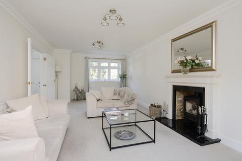 5 bedroom detached house to rent, Warren Close, Esher, KT10