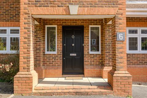 5 bedroom detached house to rent, Warren Close, Esher, KT10