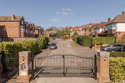 5 bedroom detached house to rent, Warren Close, Esher, KT10