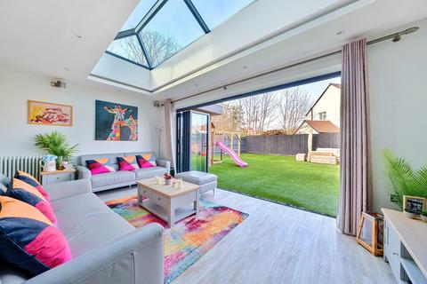 1 Chervil Close, Godalming, GU7 1PS