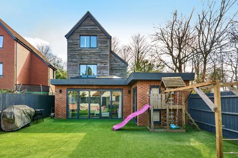 1 Chervil Close, Godalming, GU7 1PS