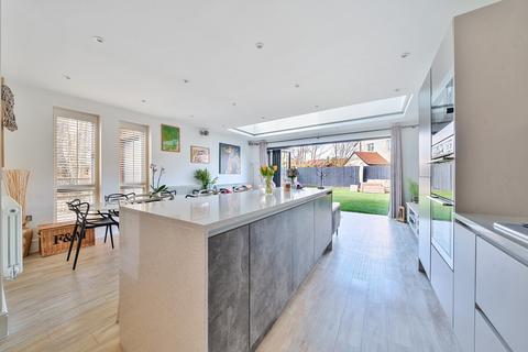 1 Chervil Close, Godalming, GU7 1PS