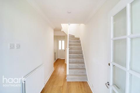 107 Trent Gardens, London, N14 4QB