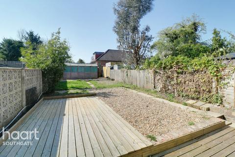 107 Trent Gardens, London, N14 4QB
