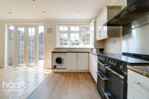 107 Trent Gardens, London, N14 4QB