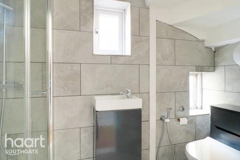 107 Trent Gardens, London, N14 4QB