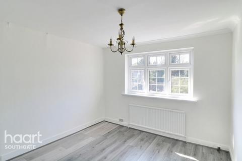 107 Trent Gardens, London, N14 4QB