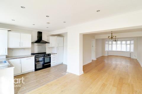 107 Trent Gardens, London, N14 4QB