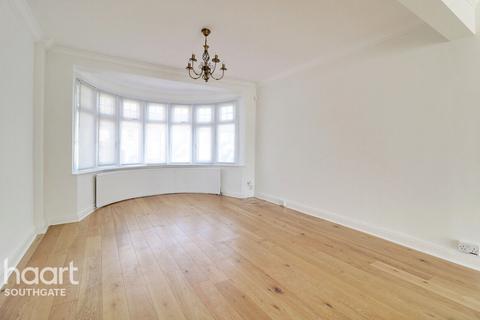 107 Trent Gardens, London, N14 4QB