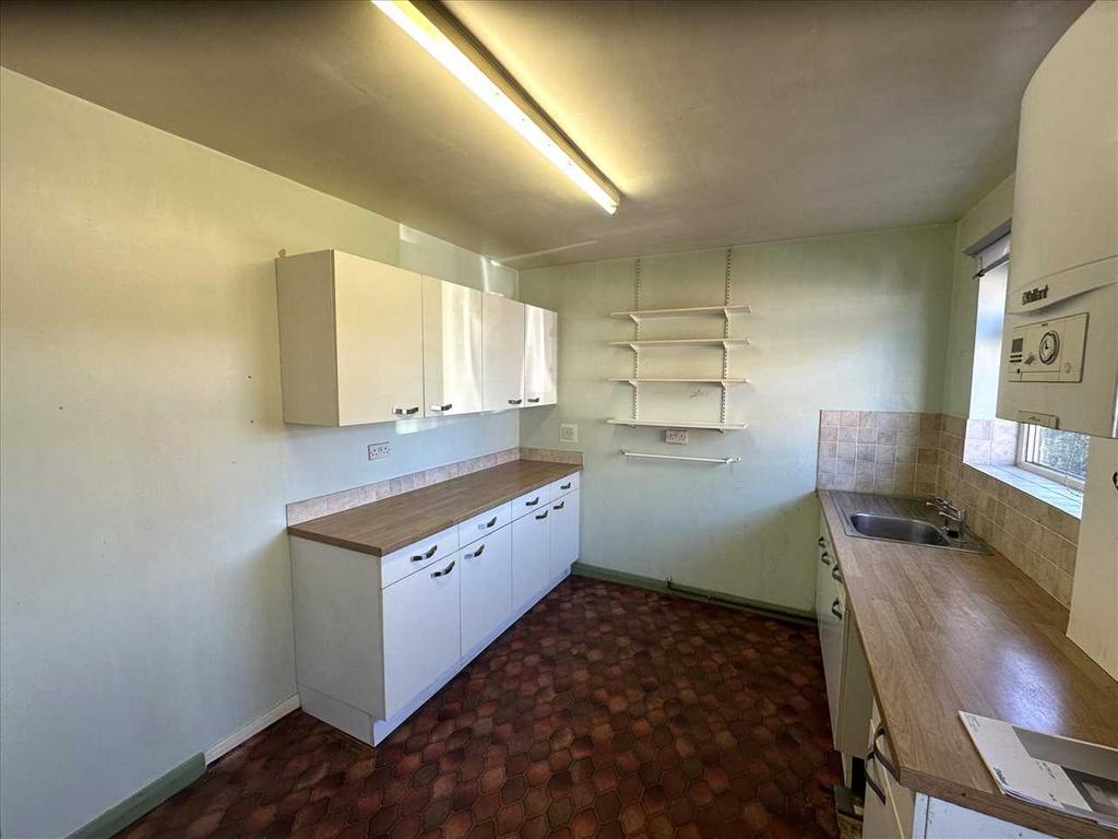 Double bedroom 1: