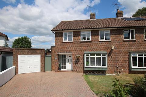 14 Yarm Close, Leatherhead, KT22 8NZ