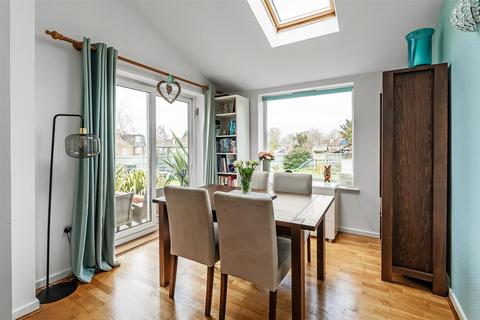 14 Yarm Close, Leatherhead, KT22 8NZ