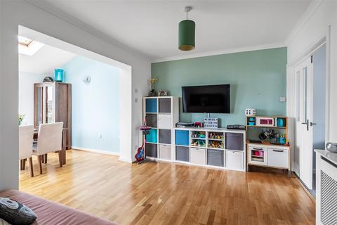 14 Yarm Close, Leatherhead, KT22 8NZ