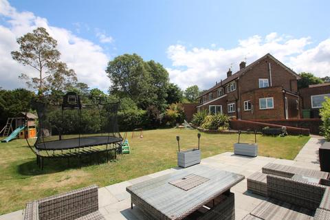 14 Yarm Close, Leatherhead, KT22 8NZ