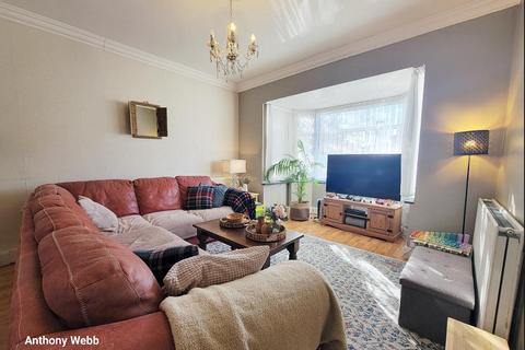 Connaught Gardens, Palmers Green, N13