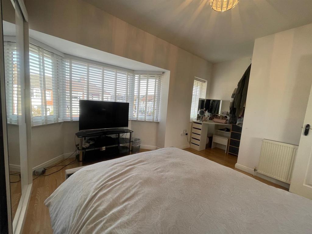 Bedroom 1 (3).jpg
