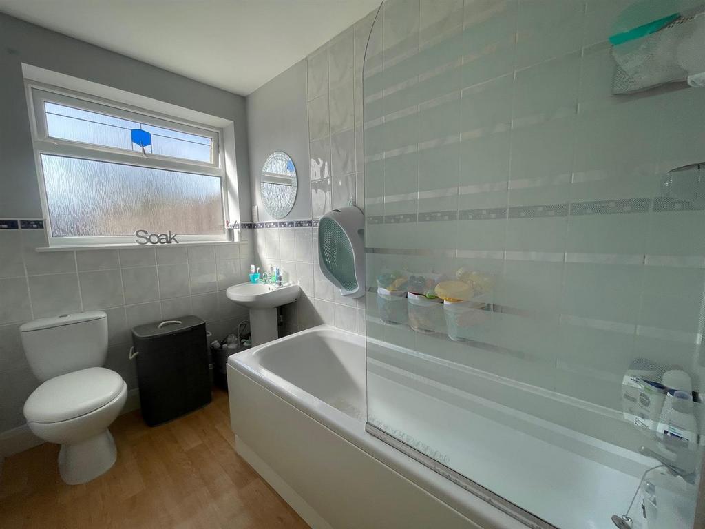 Bathroom 1.jpg