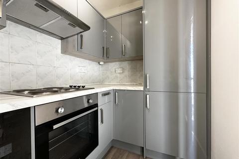 3 bedroom maisonette to rent, Echo Square, Gravesend, Kent