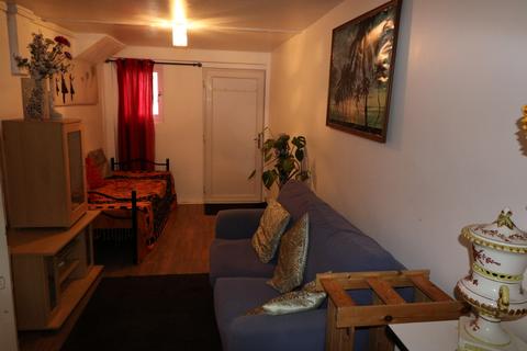 Studio to rent, Philip Avenue, Romford RM7