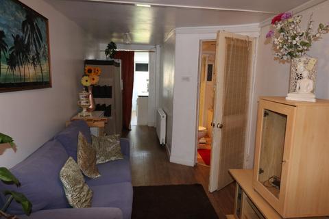 Studio to rent, Philip Avenue, Romford RM7