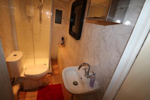 Studio to rent, Philip Avenue, Romford RM7