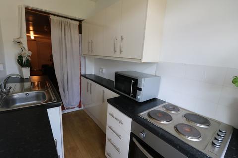Studio to rent, Philip Avenue, Romford RM7