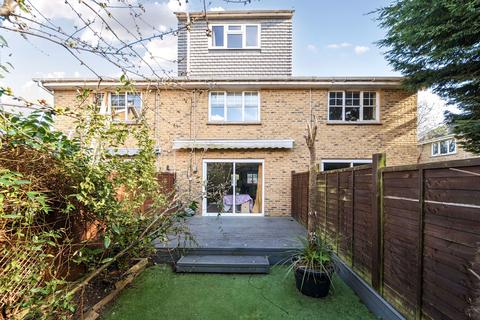 16 Chestnut Close, London, SE14 6PS