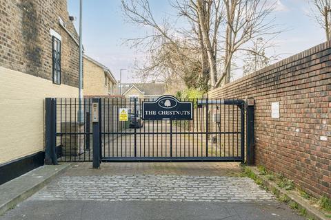 16 Chestnut Close, London, SE14 6PS