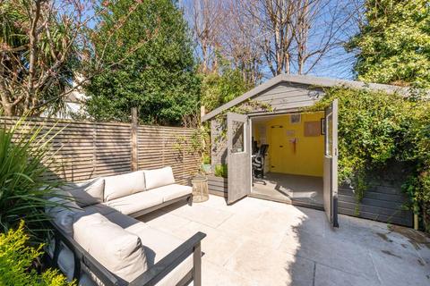 4 Chestnut Road, Twickenham, TW2 5QZ