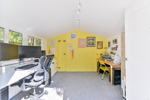 4 Chestnut Road, Twickenham, TW2 5QZ
