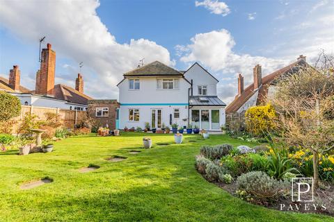 4 bedroom detached house for sale, Greenway, Frinton-On-Sea
