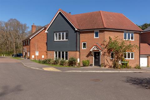 1 Berry Close, Copthorne, Crawley, RH10 3FQ