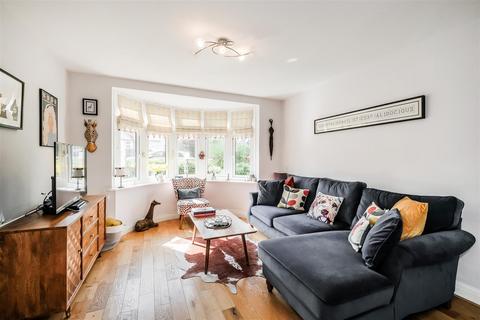 33 Amesbury Drive, London, E4 7PZ