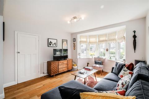 33 Amesbury Drive, London, E4 7PZ
