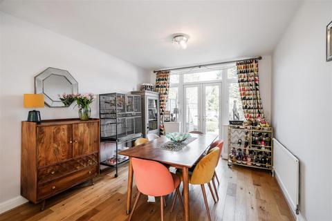 33 Amesbury Drive, London, E4 7PZ