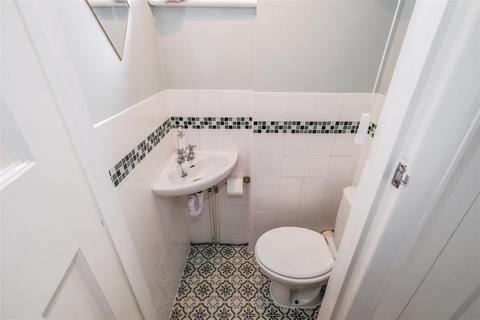 33 Amesbury Drive, London, E4 7PZ