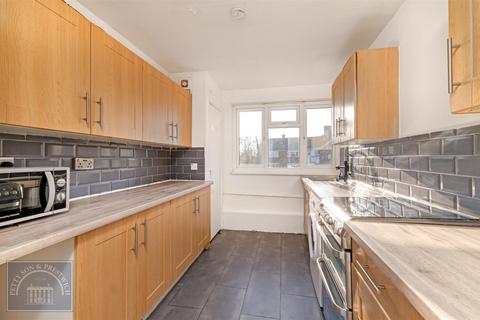 2 bedroom flat to rent, Brading Crescent, Wanstead