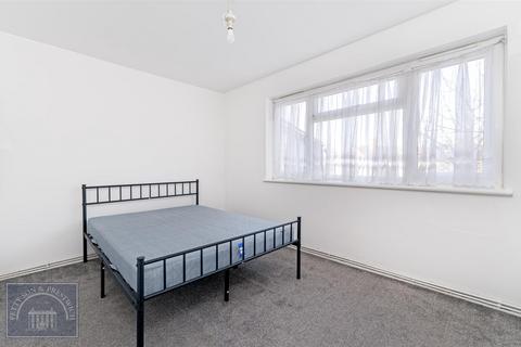 2 bedroom flat to rent, Brading Crescent, Wanstead