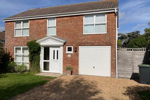 4 bedroom detached house to rent, Hayling Island, Hampshire, PO11