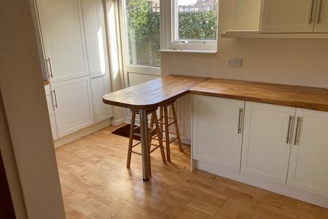 4 bedroom detached house to rent, Hayling Island, Hampshire, PO11