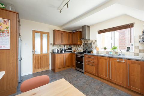 31 Springfield Park, Trowbridge, BA14 7HT