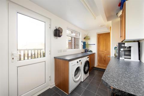 31 Springfield Park, Trowbridge, BA14 7HT