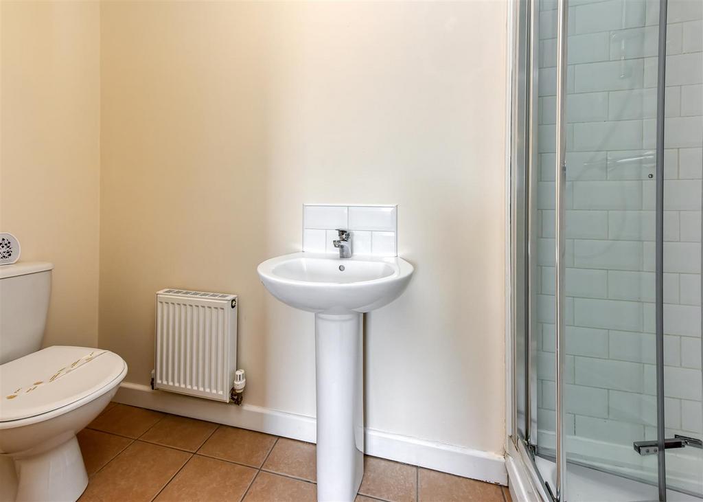 30 Birchwood Road-bed1 ensuite.jpg